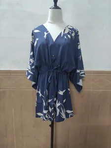 Vue de face d'une robe bleue à fleurs avec col en V et taille coulissée sur mannequin