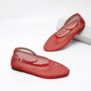 Vue détaillée des ballerines Mary Jane en maille rouge avec bride cheville réglable