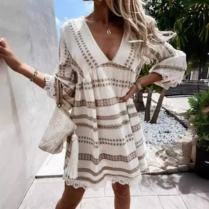 Robe d'été bohème blanche élégante avec dentelle aux manches et imprimés chic