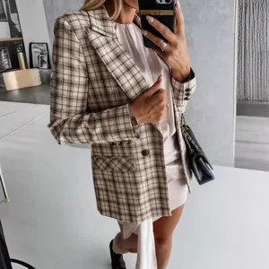 Elegante blazer a quadri beige da donna in stile ufficio professionale, selfie specchio