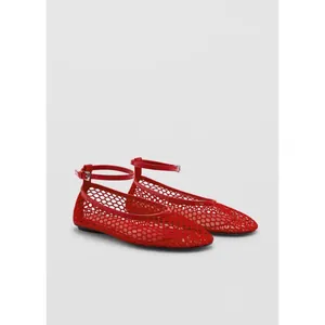 Détail des ballerines en maille rouge avec texture résille respirante et bride cheville