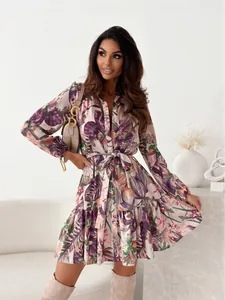 Elegante abito a camicia autunnale da donna con vivace stampa floreale tropicale e cintura