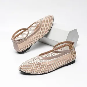 Vue détaillée des ballerines en maille beige avec bride cheville et bout rond