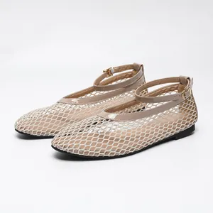 Gros plan détaillé sur des ballerines en maille beige avec une bride de cheville chic
