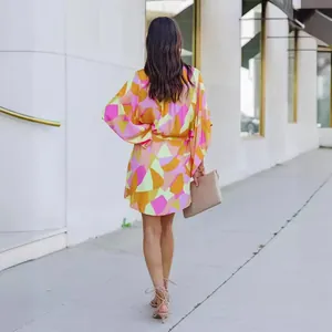 Robe chemise tendance avec imprimé géométrique coloré, coupe ample et longueur mini