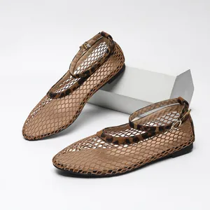 Vue détaillée de chaussures plates en résille évidée avec brides léopard et bout rond