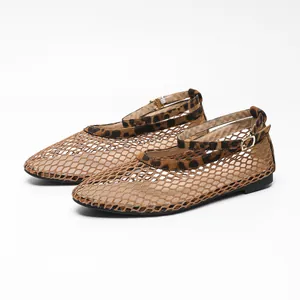 Vue détaillée des ballerines en maille respirante avec bride léopard pour femme.
