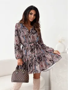 Elegante abito a camicia con stampa paisley, cintura in vita e stivali alti marroni