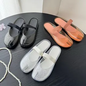 Mules Tabi à bout fendu en PVC cristal pour femmes disponibles en plusieurs coloris variés