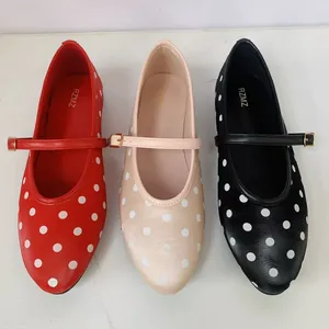 Détail de vue de dessus de ballerines Mary Jane à pois en rouge, beige et noir