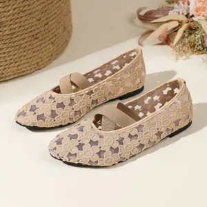Chaussures Mary Jane en dentelle beige avec broderie florale et brides croisées