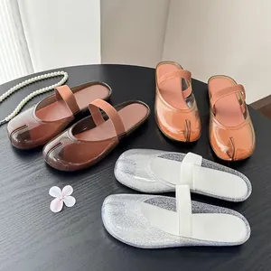 Détail des mules Tabi en gelée avec bout fendu et sangle élastique en plusieurs couleurs.