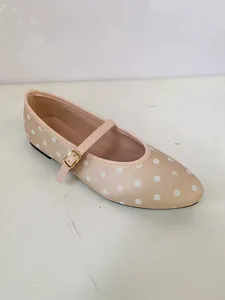 Vue latérale de ballerines Mary Jane beige à pois blancs et boucle dorée