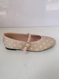 Vue latérale détaillée des ballerines Mary Jane à pois beiges avec boucle dorée