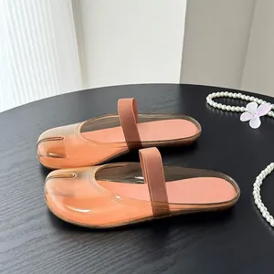 Gros plan sur les mules cristal à bout fendu orange avec PVC transparent et sangle