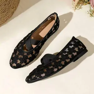 Vue détaillée des ballerines Mary Jane en dentelle noire brodée avec brides croisées