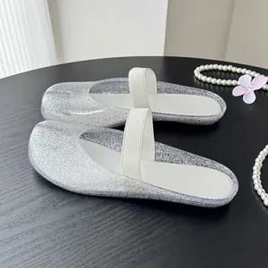 Mules élégantes argentées à bout fendu, avec bride élastique blanche et semelle plate souple