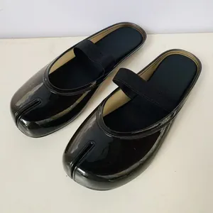 Vue détaillée de mules Tabi en gelée noire à bout fendu avec bride élastique souple