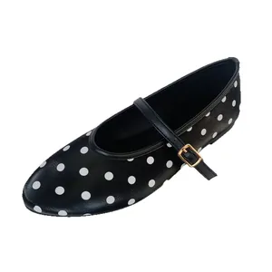 Chaussures Mary Jane à pois noir et blanc avec bout rond et boucle dorée