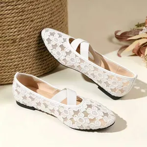 Vue détaillée des chaussures Mary Jane en maille de dentelle florale blanche avec brides