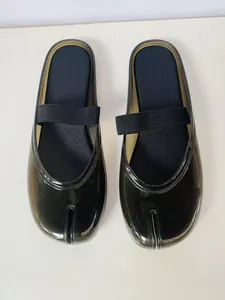 Vue de dessus de mules en gelée Tabi noires translucides avec sangle élastique