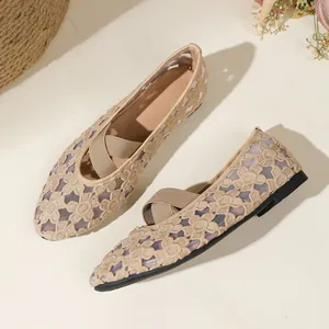 Vue détaillée des chaussures plates Mary Jane en maille dentelle brodée à brides croisées