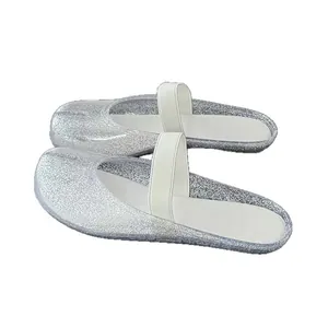 Détail des chaussons Tabi à paillettes argentées avec bout fendu et sangle élastique