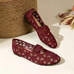 Détail des ballerines Mary Jane bordeaux avec dentelle florale et brides croisées.