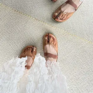 Vue détaillée de sandales transparentes à bout fendu pour femmes avec robe à volants