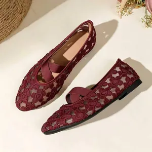 Ballerines Mary Jane élégantes en maille dentelle bordeaux avec broderies florales