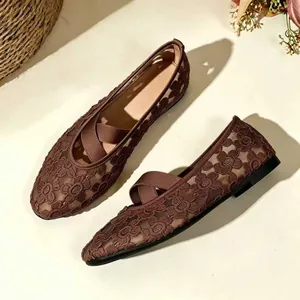 Ballerines Mary Jane élégantes en dentelle marron avec broderie florale et des brides