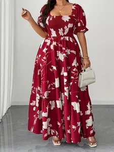 Dettaglio dell'abito maxi floreale con scollo quadrato e gonna a balze.