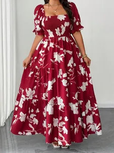 Dettaglio dell'abito lungo bordeaux a fiori con scollo quadrato e gonna a balze