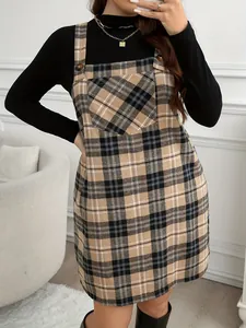 Primer plano de un vestido pichi de cuadros con botones y cuello alto negro