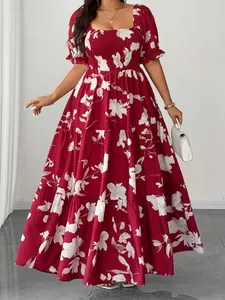 Elegante abito midi rosso a fiori con scollo quadrato e dettaglio in vita arricciata