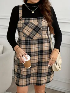 Detalle de un elegante vestido pichi de cuadros combinado con un top negro de manga larga