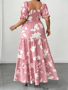 Vista posteriore di un abito floreale rosa con scollo quadrato e gonna a balze.