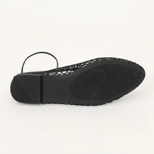 Vue de dessous d'une chaussure plate en maille noire avec semelle antidérapante, taille 37.