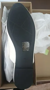 Vue détaillée de la semelle extérieure antidérapante des chaussures plates d'été