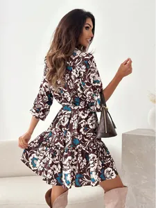 Dettaglio dell'abito a camicia floreale autunnale con volant e vestibilità posteriore.