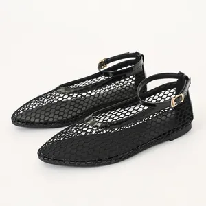 Élégantes ballerines en maille noire respirante avec bride de cheville en cuir verni