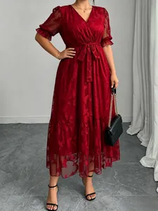 Elegantes rotes V-Ausschnitt Spitzenkleid mit ausgestellten Ärmeln und Taillenband.