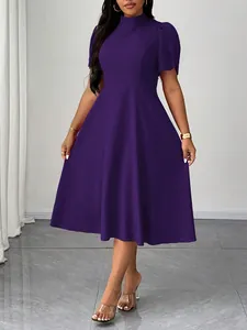 Vista completa dell'elegante abito viola a collo alto e maniche corte da donna