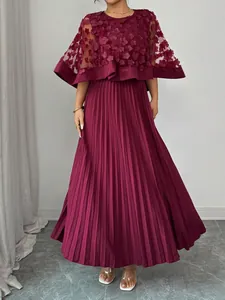 Elegante bordeauxrode geplooide maxi-jurk met mesh cape en 3D bloemenapplicaties