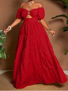 Elegante abito lungo a balze rosso con spalle scoperte, dettaglio cut-out e maniche a sbuffo