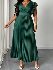 Elegante abito lungo a pieghe verde smeraldo con scollo a V e maniche a volant su modella