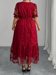 Rückansicht eines eleganten roten Spitzenkleids in Übergröße mit Schmetterlingsstickerei