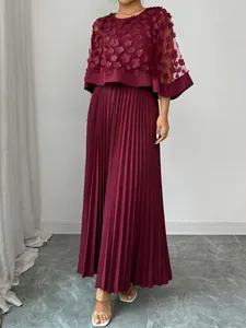Elegante bordeauxrode jurk met 3D-bloemen mesh cape en geplooide maxi-rok