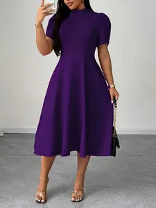 Elegante abito viola con collo alto, maniche corte e gonna svasata al ginocchio