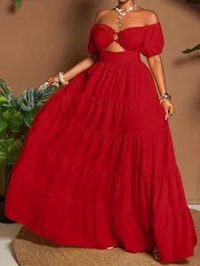 Vista dettagliata di un abito lungo rosso con spalle scoperte e design cut-out